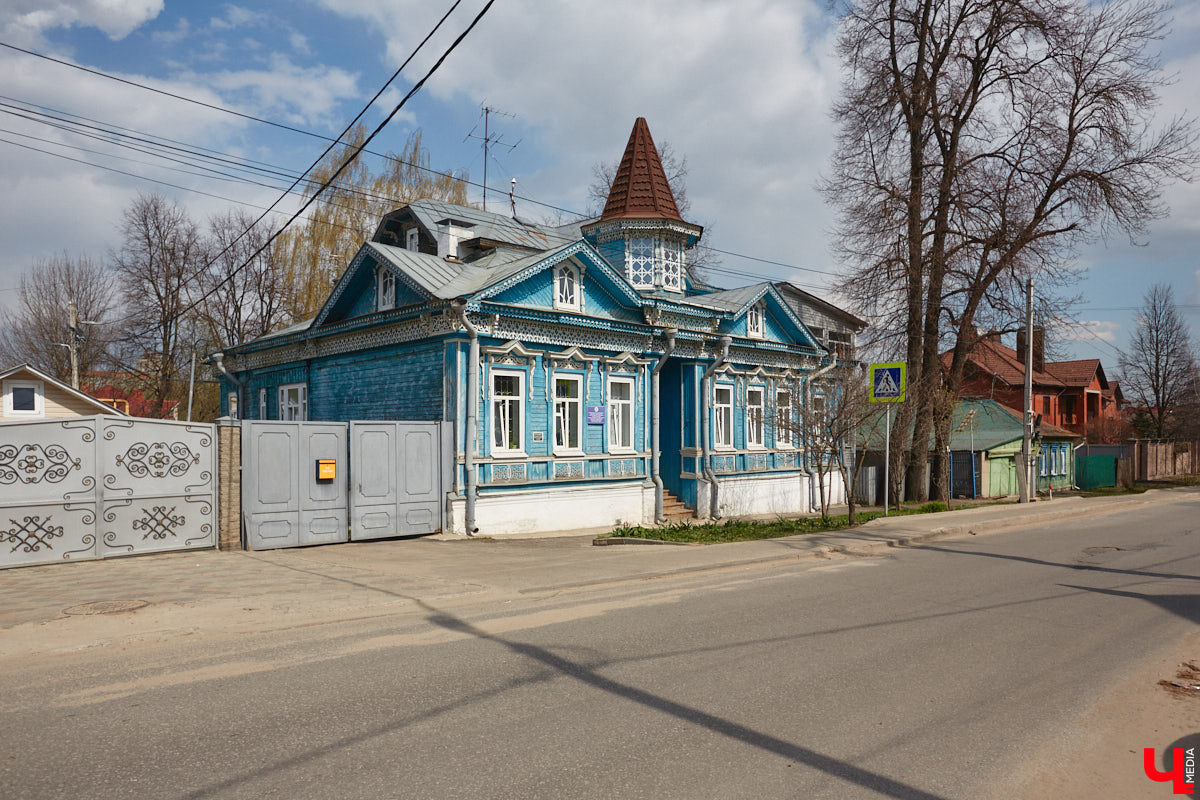 Есть на улице Стрелецкой уникальный деревянный дом № 20, построенный в необычном для начала XX века стиле «ропет». Долгое время владельцами этого терема считались дворяне Протасьевы, но два года назад выяснилось, что на самом деле этот дом был построен для владимирского купца Ивана Петровича Философова. Имеются на Стрелецкой и другие «дворянские гнезда». Причем советской эпохи.