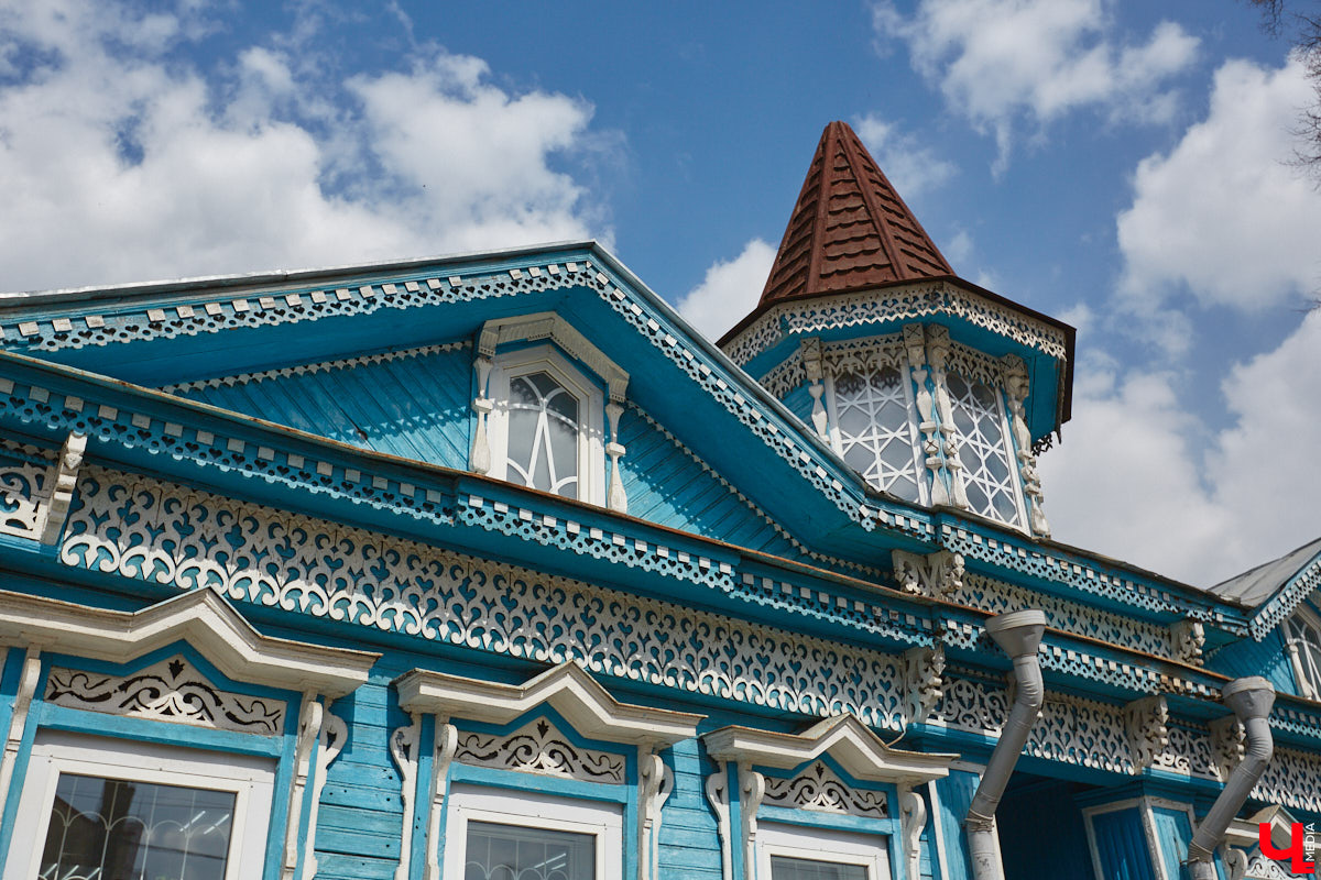 Есть на улице Стрелецкой уникальный деревянный дом № 20, построенный в необычном для начала XX века стиле «ропет». Долгое время владельцами этого терема считались дворяне Протасьевы, но два года назад выяснилось, что на самом деле этот дом был построен для владимирского купца Ивана Петровича Философова. Имеются на Стрелецкой и другие «дворянские гнезда». Причем советской эпохи.