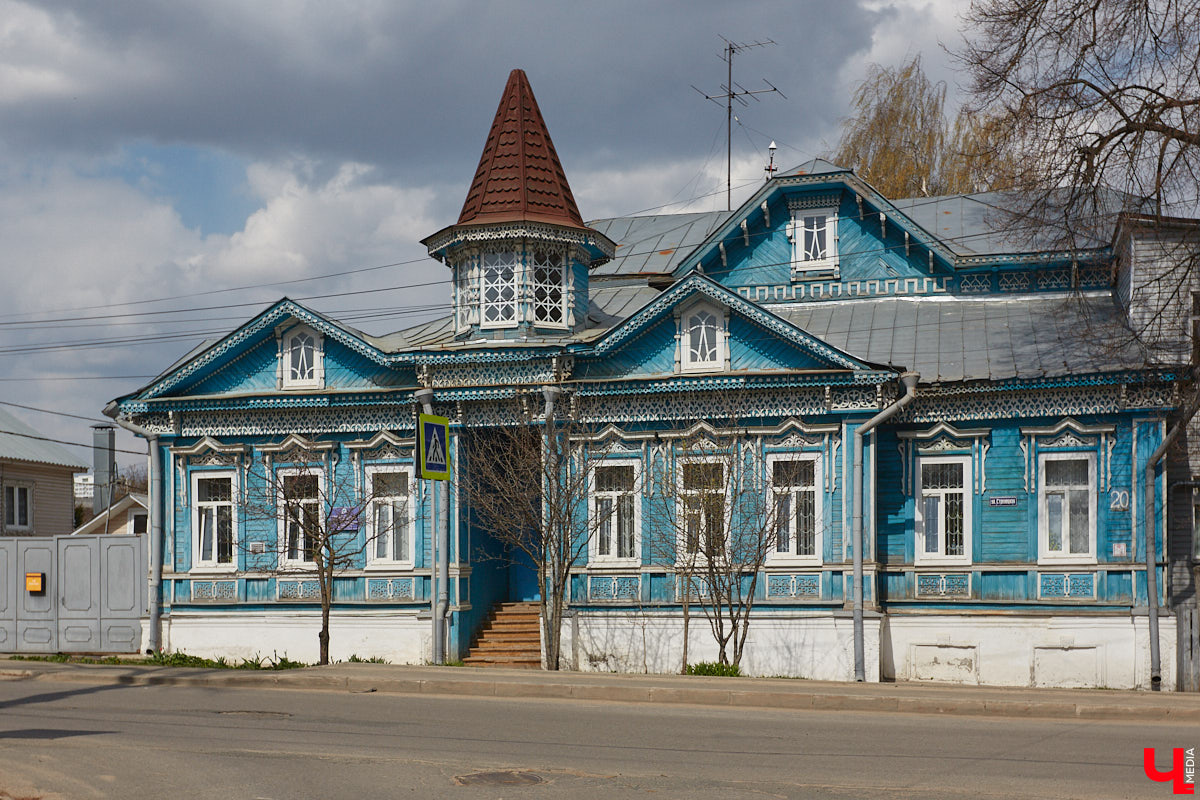 Есть на улице Стрелецкой уникальный деревянный дом № 20, построенный в необычном для начала XX века стиле «ропет». Долгое время владельцами этого терема считались дворяне Протасьевы, но два года назад выяснилось, что на самом деле этот дом был построен для владимирского купца Ивана Петровича Философова. Имеются на Стрелецкой и другие «дворянские гнезда». Причем советской эпохи.