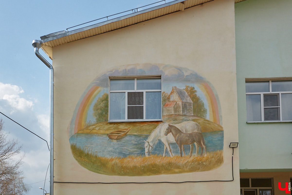 Есть на улице Стрелецкой уникальный деревянный дом № 20, построенный в необычном для начала XX века стиле «ропет». Долгое время владельцами этого терема считались дворяне Протасьевы, но два года назад выяснилось, что на самом деле этот дом был построен для владимирского купца Ивана Петровича Философова. Имеются на Стрелецкой и другие «дворянские гнезда». Причем советской эпохи.