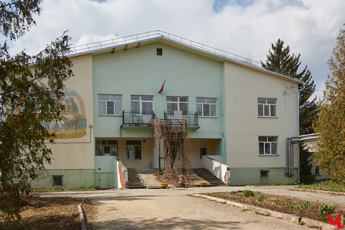 Есть на улице Стрелецкой уникальный деревянный дом № 20, построенный в необычном для начала XX века стиле «ропет». Долгое время владельцами этого терема считались дворяне Протасьевы, но два года назад выяснилось, что на самом деле этот дом был построен для владимирского купца Ивана Петровича Философова. Имеются на Стрелецкой и другие «дворянские гнезда». Причем советской эпохи.