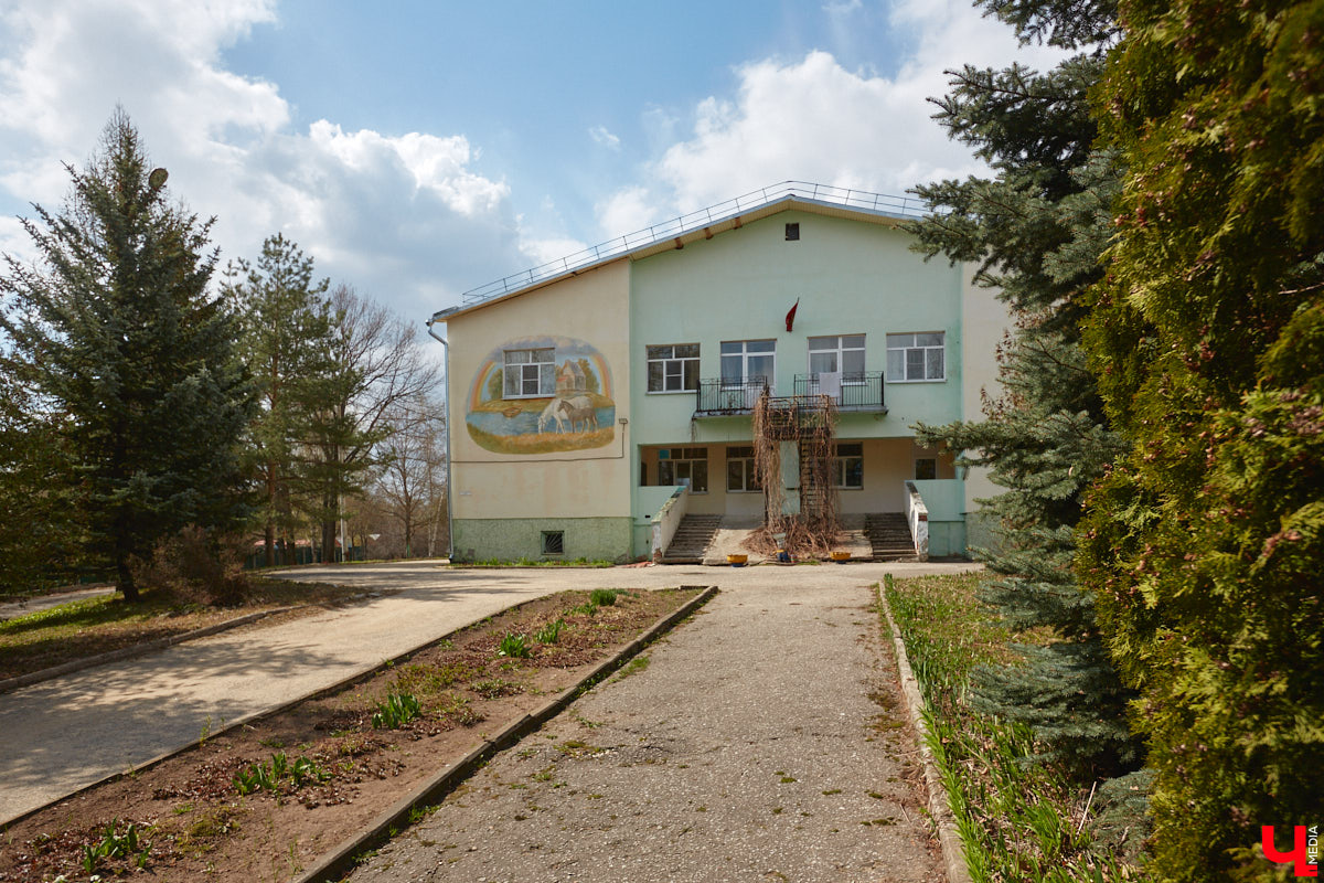 Есть на улице Стрелецкой уникальный деревянный дом № 20, построенный в необычном для начала XX века стиле «ропет». Долгое время владельцами этого терема считались дворяне Протасьевы, но два года назад выяснилось, что на самом деле этот дом был построен для владимирского купца Ивана Петровича Философова. Имеются на Стрелецкой и другие «дворянские гнезда». Причем советской эпохи.