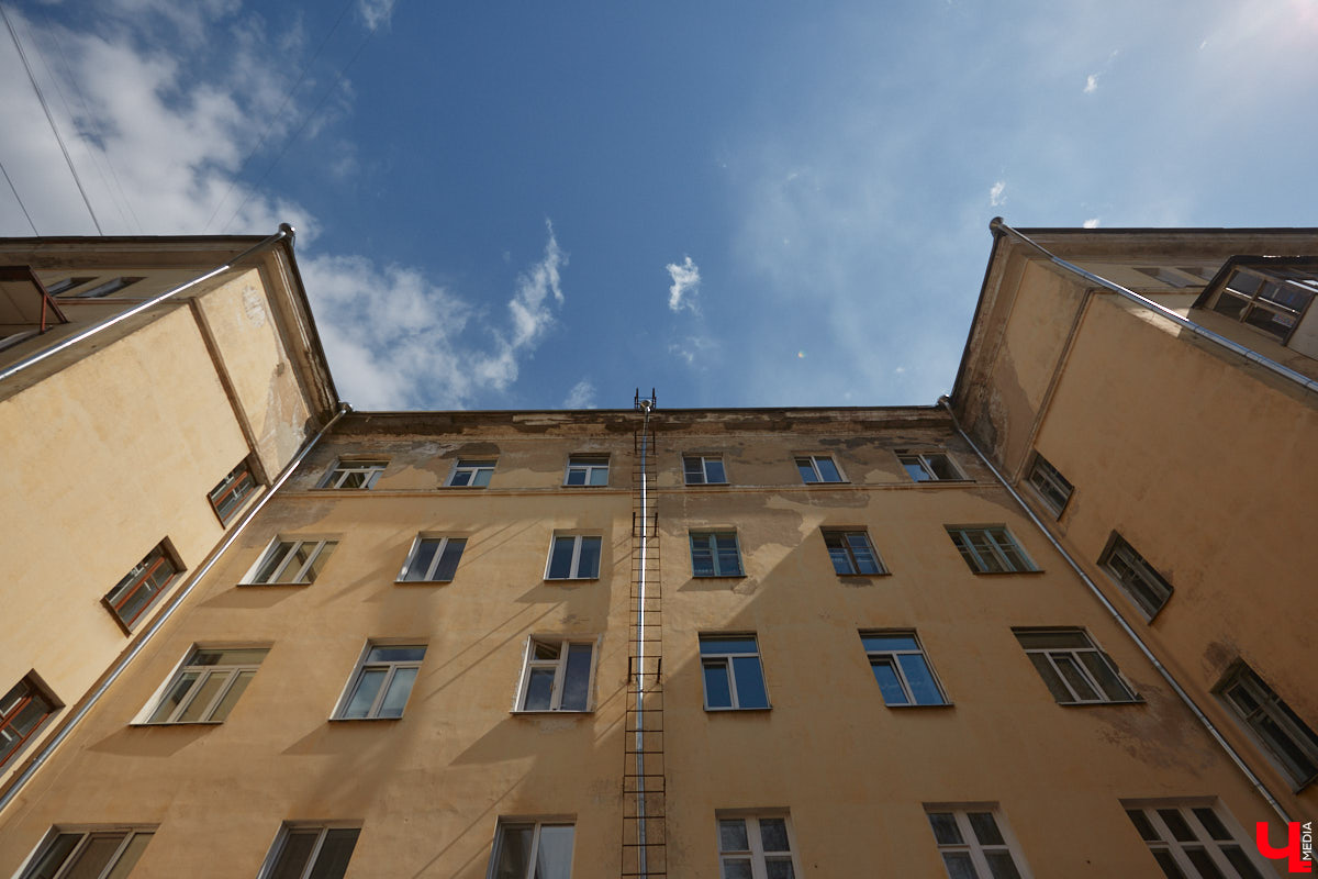 Есть на улице Стрелецкой уникальный деревянный дом № 20, построенный в необычном для начала XX века стиле «ропет». Долгое время владельцами этого терема считались дворяне Протасьевы, но два года назад выяснилось, что на самом деле этот дом был построен для владимирского купца Ивана Петровича Философова. Имеются на Стрелецкой и другие «дворянские гнезда». Причем советской эпохи.