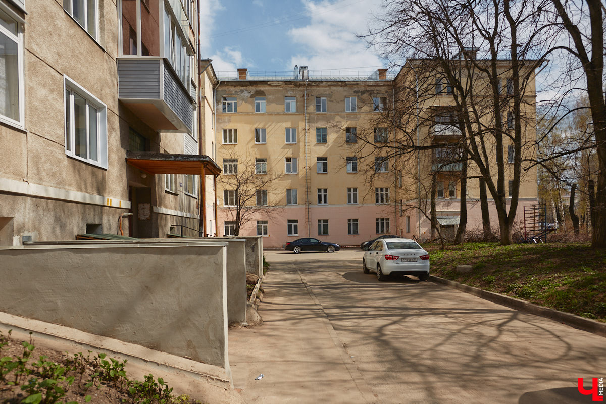 Есть на улице Стрелецкой уникальный деревянный дом № 20, построенный в необычном для начала XX века стиле «ропет». Долгое время владельцами этого терема считались дворяне Протасьевы, но два года назад выяснилось, что на самом деле этот дом был построен для владимирского купца Ивана Петровича Философова. Имеются на Стрелецкой и другие «дворянские гнезда». Причем советской эпохи.