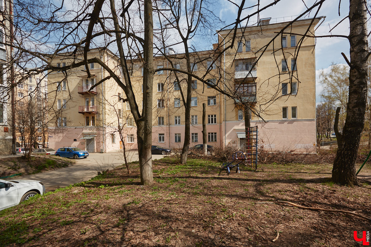 Есть на улице Стрелецкой уникальный деревянный дом № 20, построенный в необычном для начала XX века стиле «ропет». Долгое время владельцами этого терема считались дворяне Протасьевы, но два года назад выяснилось, что на самом деле этот дом был построен для владимирского купца Ивана Петровича Философова. Имеются на Стрелецкой и другие «дворянские гнезда». Причем советской эпохи.