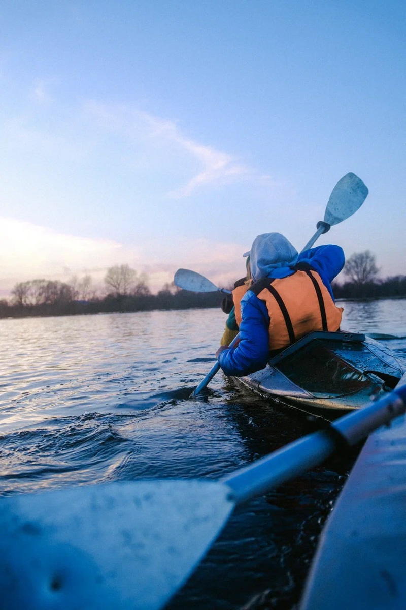 Хотите организовать себе на майские праздники необычное приключение? Что ж, осталось просто взять в руки весла, сесть в байдарку или катамаран и оказаться прямо в центре событий! Все условия для этого предоставляет клуб путешествий «Параллель 56». С его гидами-инструкторами покорить водную стихию сможет каждый.