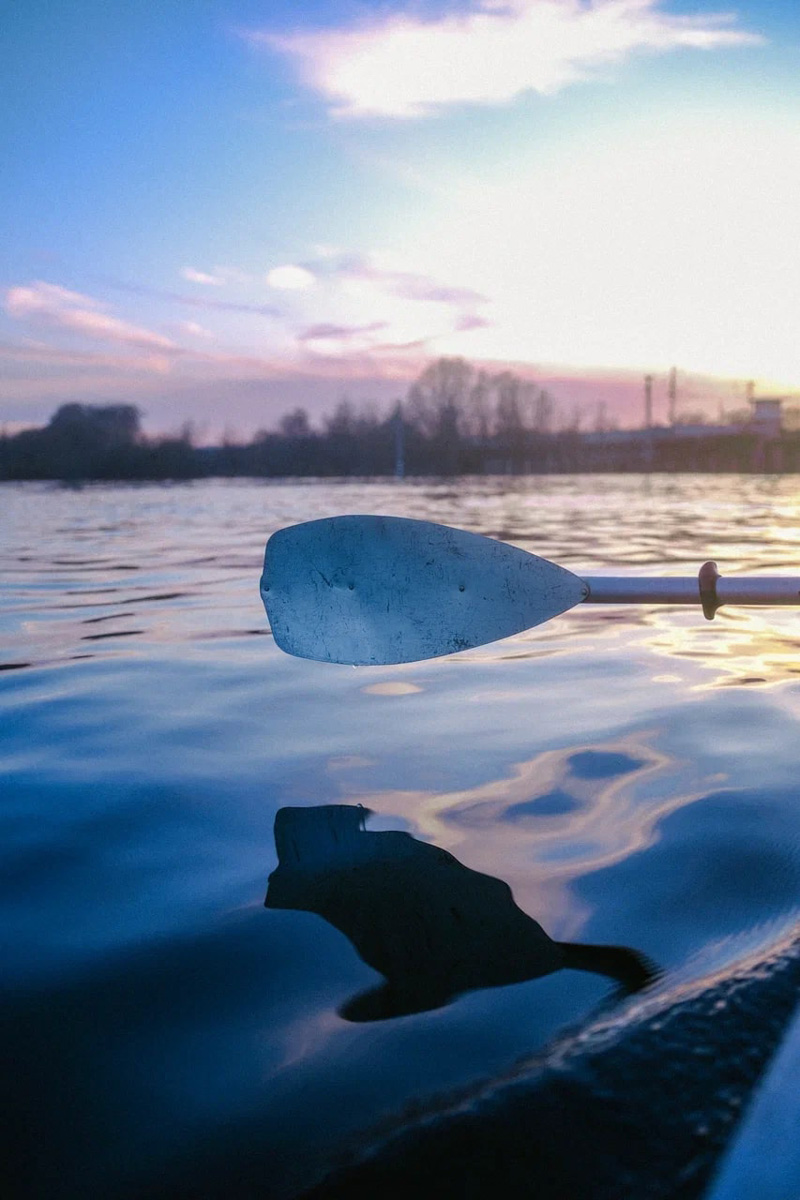 Хотите организовать себе на майские праздники необычное приключение? Что ж, осталось просто взять в руки весла, сесть в байдарку или катамаран и оказаться прямо в центре событий! Все условия для этого предоставляет клуб путешествий «Параллель 56». С его гидами-инструкторами покорить водную стихию сможет каждый.