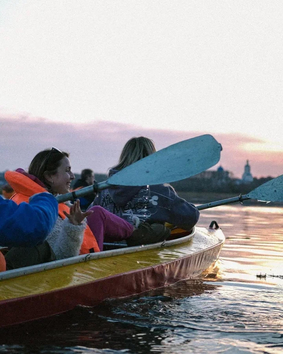 Хотите организовать себе на майские праздники необычное приключение? Что ж, осталось просто взять в руки весла, сесть в байдарку или катамаран и оказаться прямо в центре событий! Все условия для этого предоставляет клуб путешествий «Параллель 56». С его гидами-инструкторами покорить водную стихию сможет каждый.