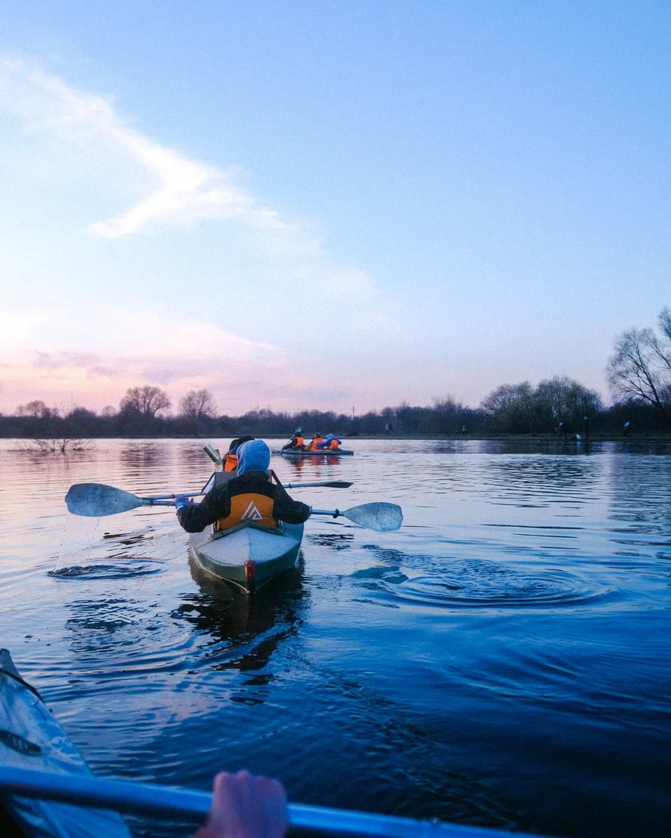 Хотите организовать себе на майские праздники необычное приключение? Что ж, осталось просто взять в руки весла, сесть в байдарку или катамаран и оказаться прямо в центре событий! Все условия для этого предоставляет клуб путешествий «Параллель 56». С его гидами-инструкторами покорить водную стихию сможет каждый.