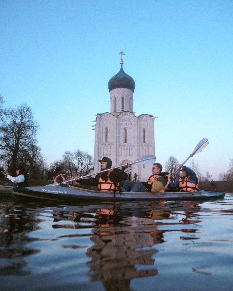 Хотите организовать себе на майские праздники необычное приключение? Что ж, осталось просто взять в руки весла, сесть в байдарку или катамаран и оказаться прямо в центре событий! Все условия для этого предоставляет клуб путешествий «Параллель 56». С его гидами-инструкторами покорить водную стихию сможет каждый.