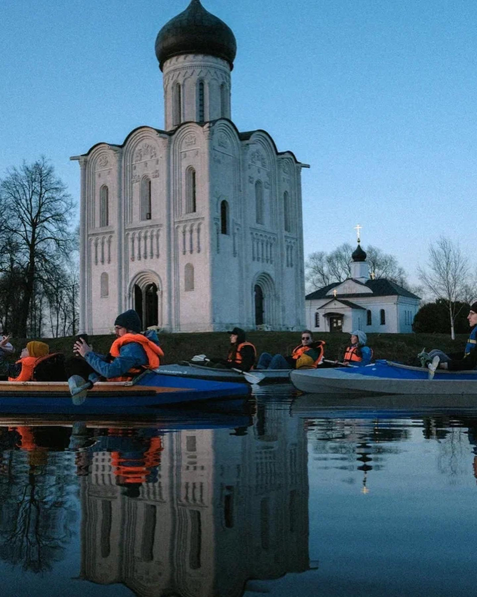 Хотите организовать себе на майские праздники необычное приключение? Что ж, осталось просто взять в руки весла, сесть в байдарку или катамаран и оказаться прямо в центре событий! Все условия для этого предоставляет клуб путешествий «Параллель 56». С его гидами-инструкторами покорить водную стихию сможет каждый.