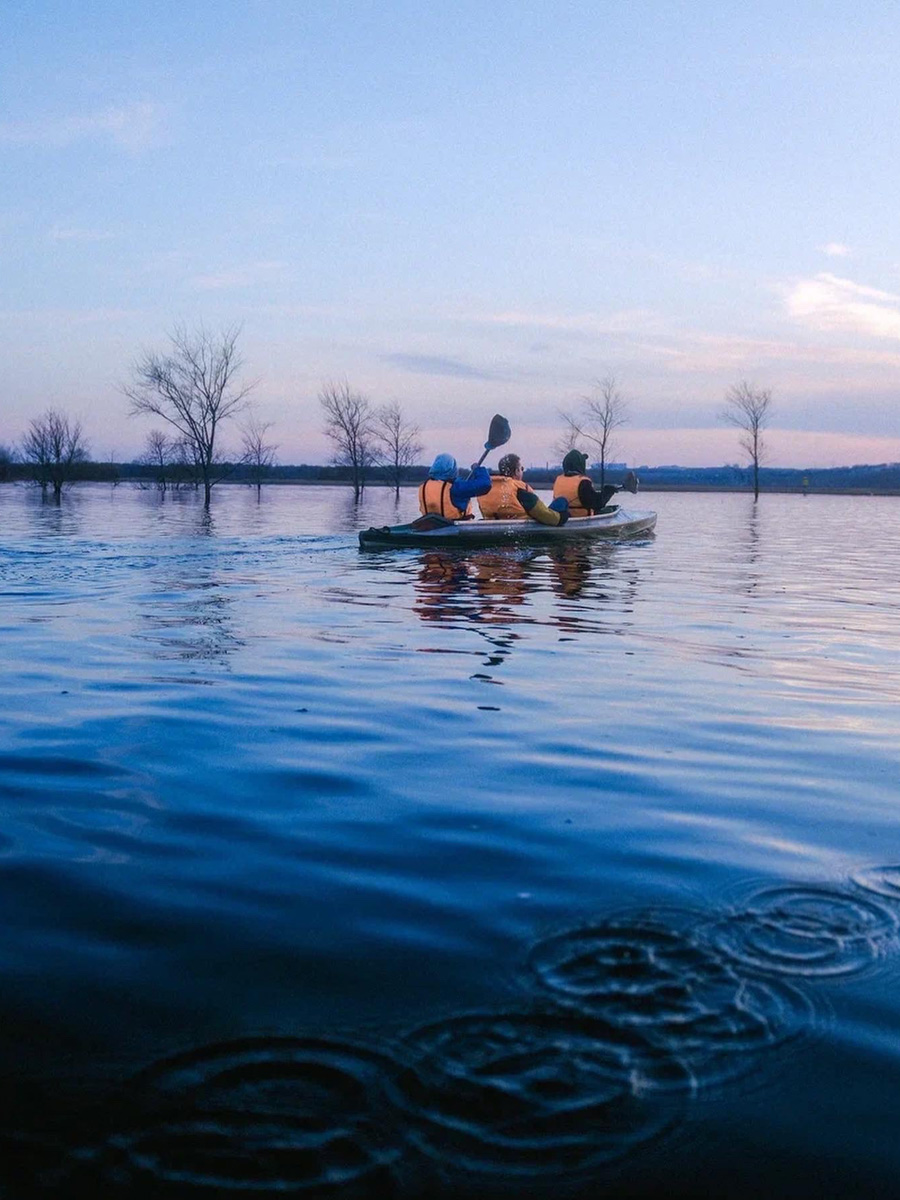 Хотите организовать себе на майские праздники необычное приключение? Что ж, осталось просто взять в руки весла, сесть в байдарку или катамаран и оказаться прямо в центре событий! Все условия для этого предоставляет клуб путешествий «Параллель 56». С его гидами-инструкторами покорить водную стихию сможет каждый.