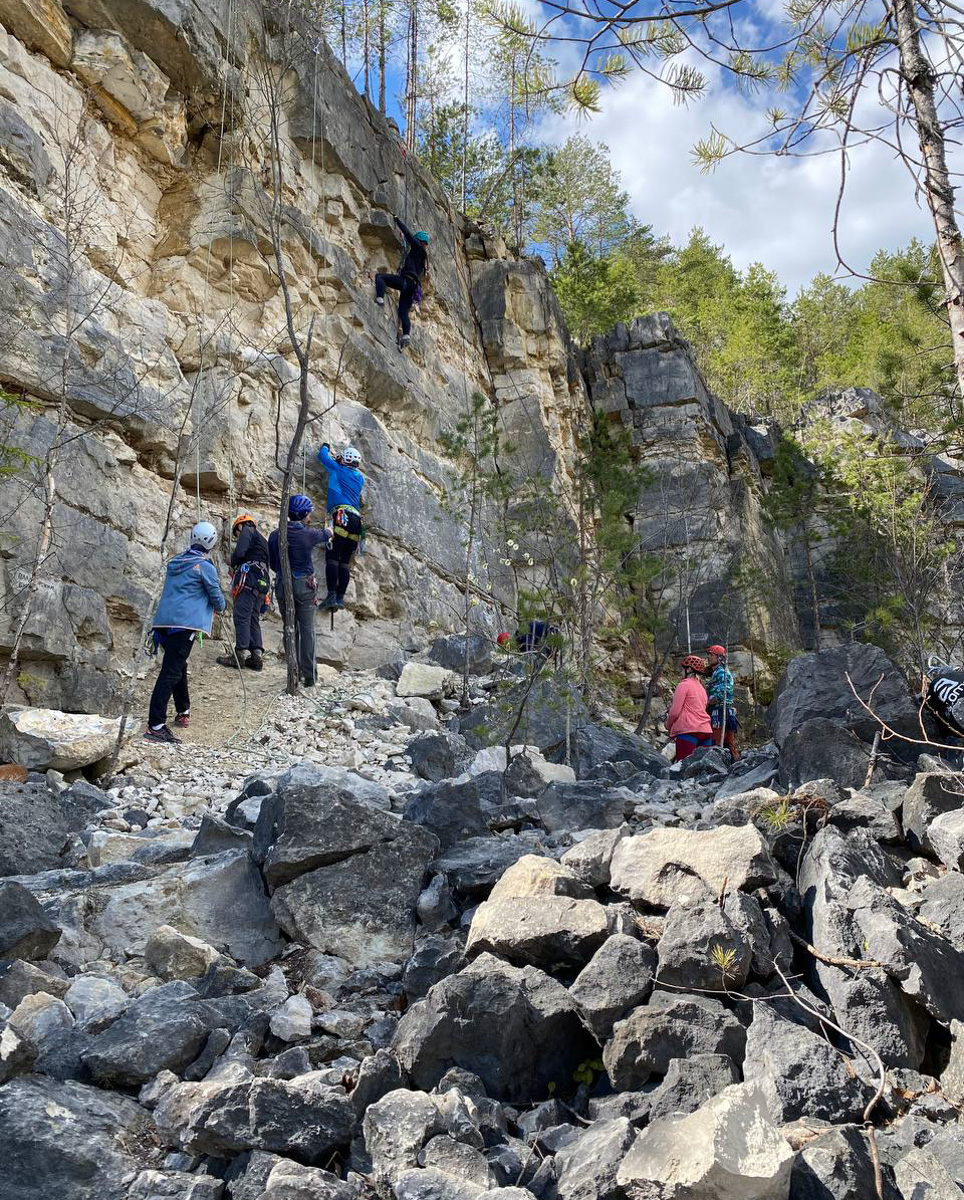 Хотите организовать себе на майские праздники необычное приключение? Что ж, осталось просто взять в руки весла, сесть в байдарку или катамаран и оказаться прямо в центре событий! Все условия для этого предоставляет клуб путешествий «Параллель 56». С его гидами-инструкторами покорить водную стихию сможет каждый.