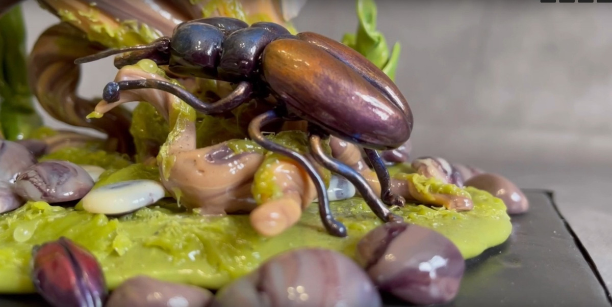 Елена Дьячкова победила в конкурсе для мастеров, работающих со сладкими материалами. Ее «Венерин башмачок» из карамели удивил членов жюри своей реалистичностью и филигранностью исполнения.