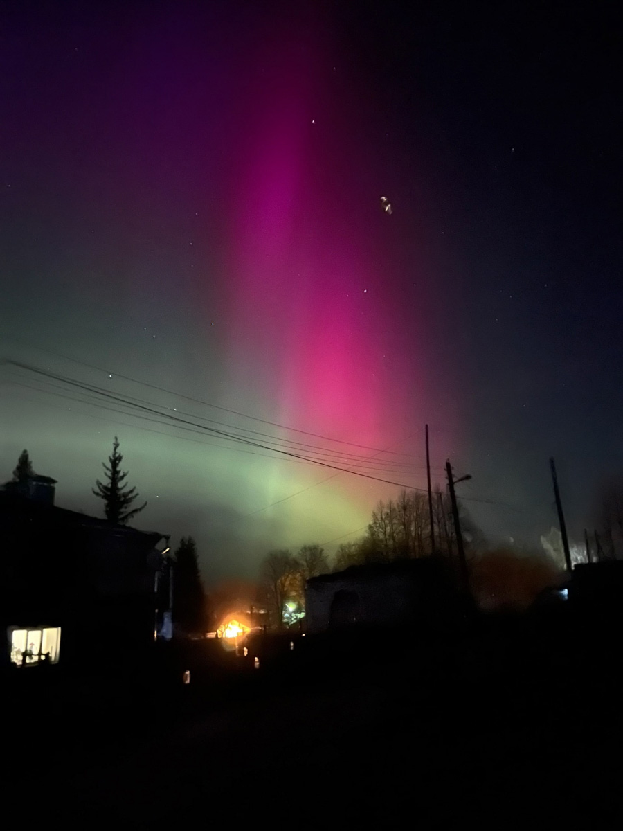 Жители Владимирской области стали свидетелями полярного сияния! Для тех, кто все пропустил, мы собрали поистине завораживающие кадры этого чудесного зрелища. А заодно узнали, чем оно вызвано и что предвещает по народным приметам.
