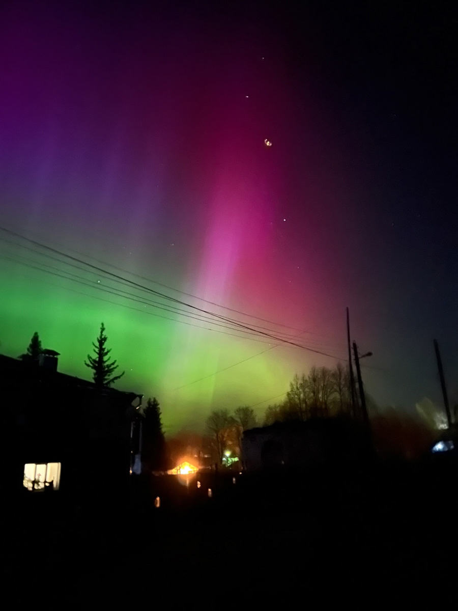 Жители Владимирской области стали свидетелями полярного сияния! Для тех, кто все пропустил, мы собрали поистине завораживающие кадры этого чудесного зрелища. А заодно узнали, чем оно вызвано и что предвещает по народным приметам.