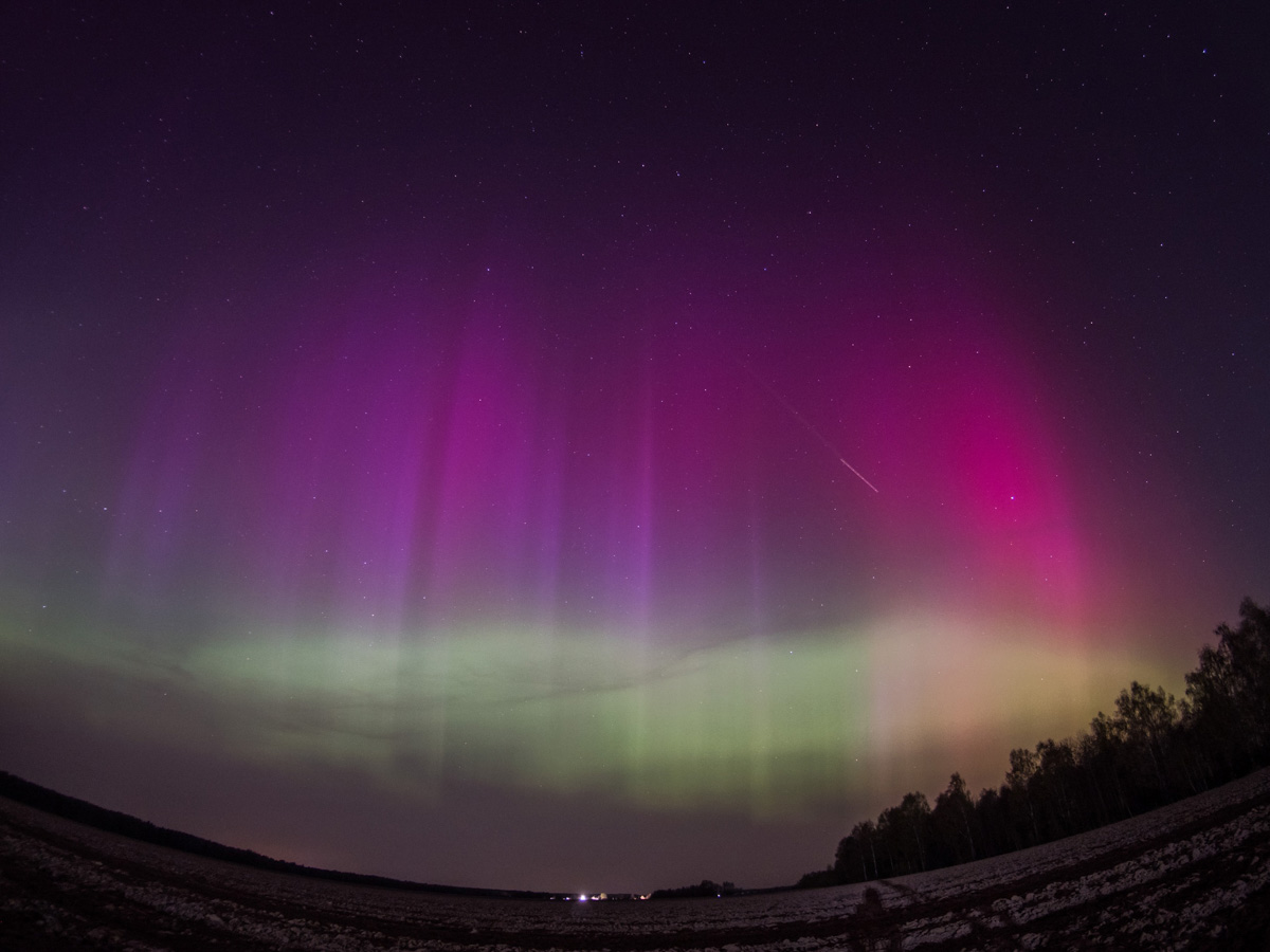 Жители Владимирской области стали свидетелями полярного сияния! Для тех, кто все пропустил, мы собрали поистине завораживающие кадры этого чудесного зрелища. А заодно узнали, чем оно вызвано и что предвещает по народным приметам.