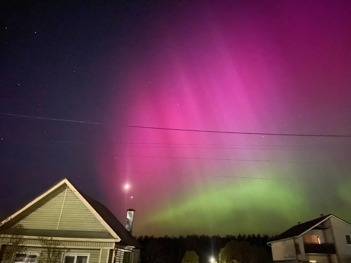 Жители Владимирской области стали свидетелями полярного сияния! Для тех, кто все пропустил, мы собрали поистине завораживающие кадры этого чудесного зрелища. А заодно узнали, чем оно вызвано и что предвещает по народным приметам.