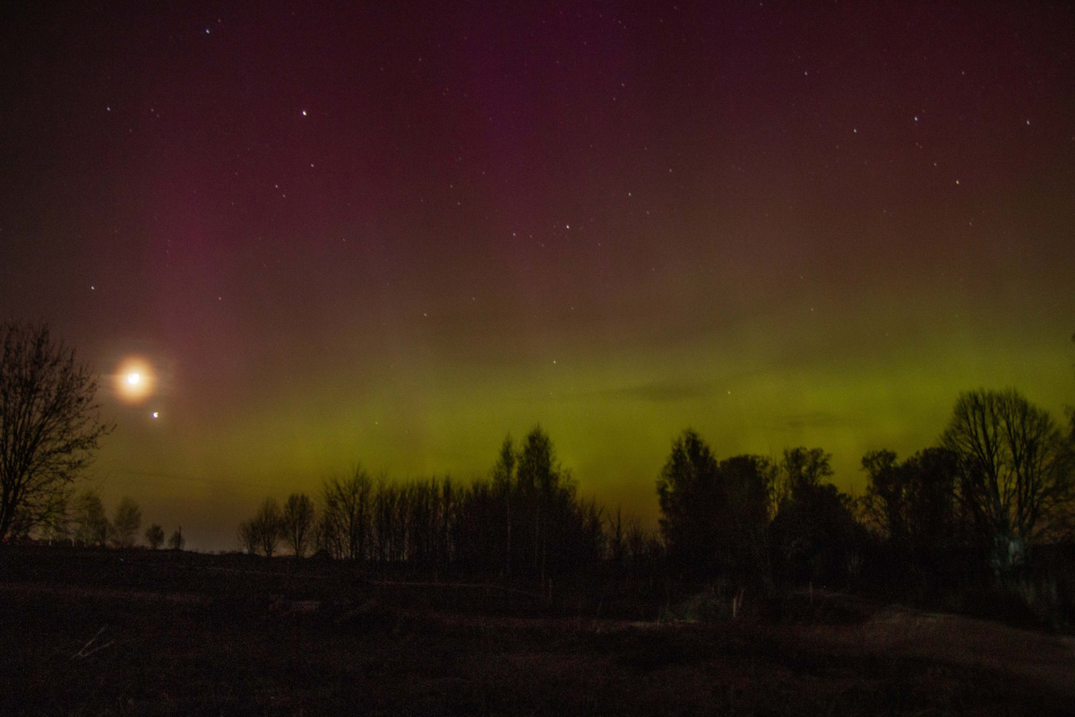 Жители Владимирской области стали свидетелями полярного сияния! Для тех, кто все пропустил, мы собрали поистине завораживающие кадры этого чудесного зрелища. А заодно узнали, чем оно вызвано и что предвещает по народным приметам.