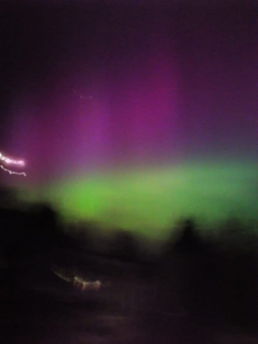 Жители Владимирской области стали свидетелями полярного сияния! Для тех, кто все пропустил, мы собрали поистине завораживающие кадры этого чудесного зрелища. А заодно узнали, чем оно вызвано и что предвещает по народным приметам.