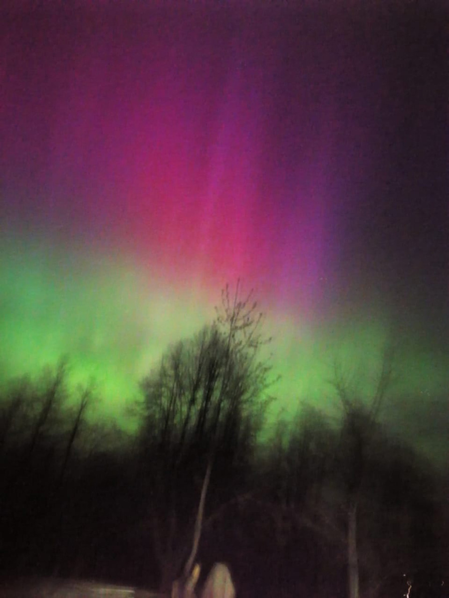 Жители Владимирской области стали свидетелями полярного сияния! Для тех, кто все пропустил, мы собрали поистине завораживающие кадры этого чудесного зрелища. А заодно узнали, чем оно вызвано и что предвещает по народным приметам.