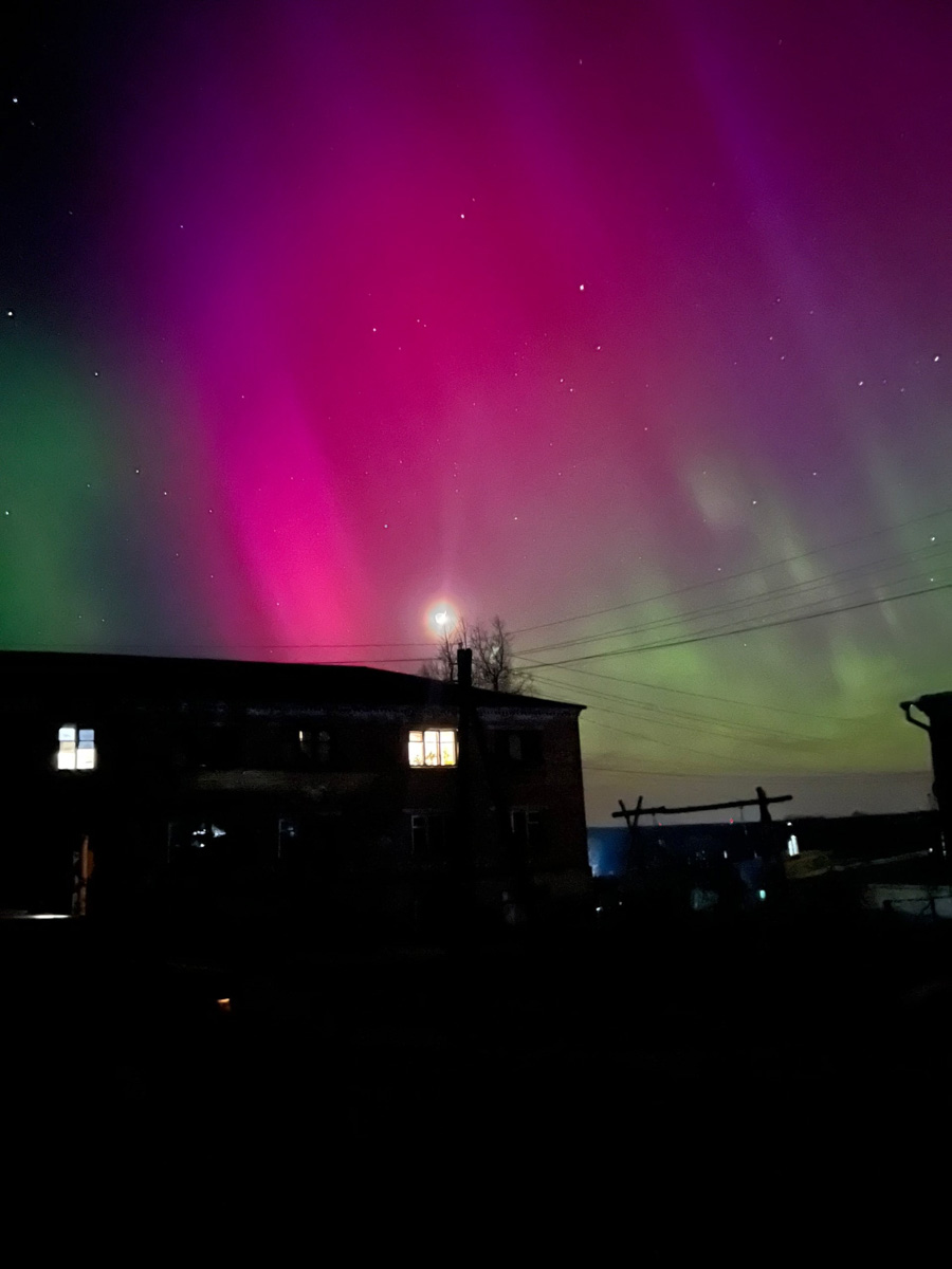 Жители Владимирской области стали свидетелями полярного сияния! Для тех, кто все пропустил, мы собрали поистине завораживающие кадры этого чудесного зрелища. А заодно узнали, чем оно вызвано и что предвещает по народным приметам.