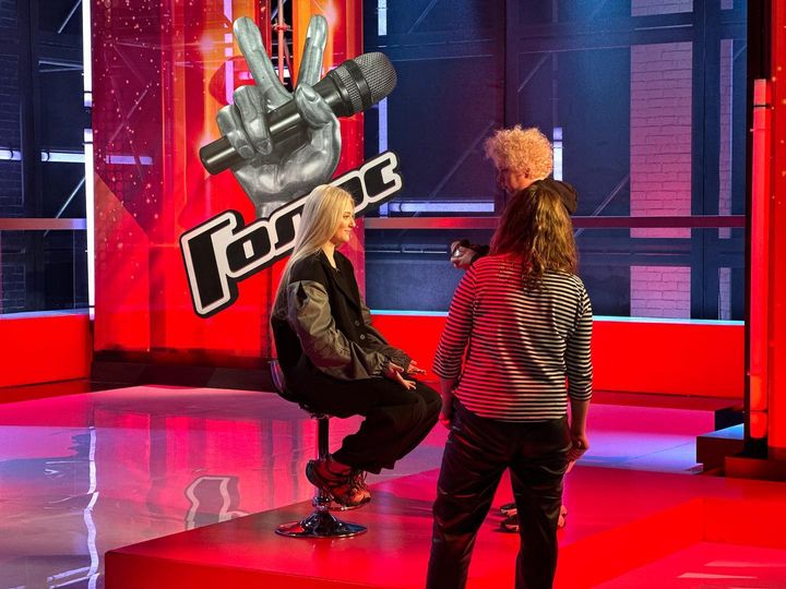 Юная певица из Коврова Маша Мэй продолжит свое участие в шоу «Голос». А все потому, что ее талант по достоинству оценил звездный наставник команды Владимир Пресняков.