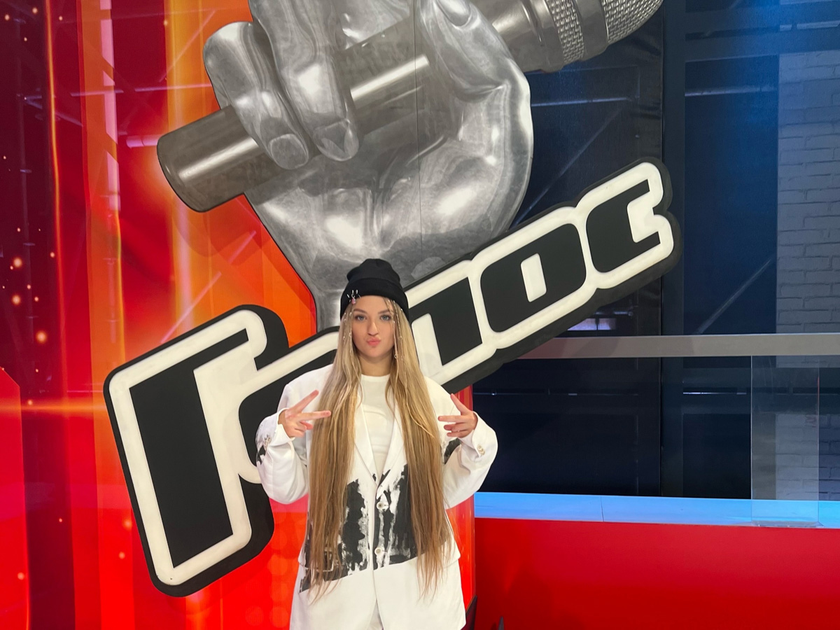 Юная певица из Коврова Маша Мэй продолжит свое участие в шоу «Голос». А все потому, что ее талант по достоинству оценил звездный наставник команды Владимир Пресняков.