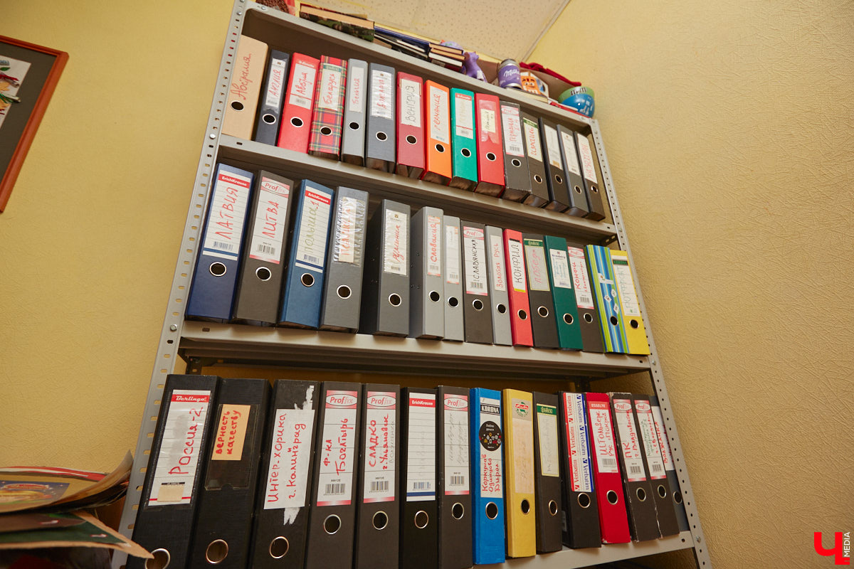 Обертка для них слаще содержимого, а погоня за этикетками — неотъемлемая часть жизни. Сакулумисты — собиратели фантиков от шоколада или конфет — есть и во Владимире. Олеся Дрозд обладает одной из крупнейших коллекций в стране, и «Ключ-Медиа» с любопытством сладкоежки заглянул в удивительный архив, где собрано более 15 тысяч экземпляров из 73 стран мира!