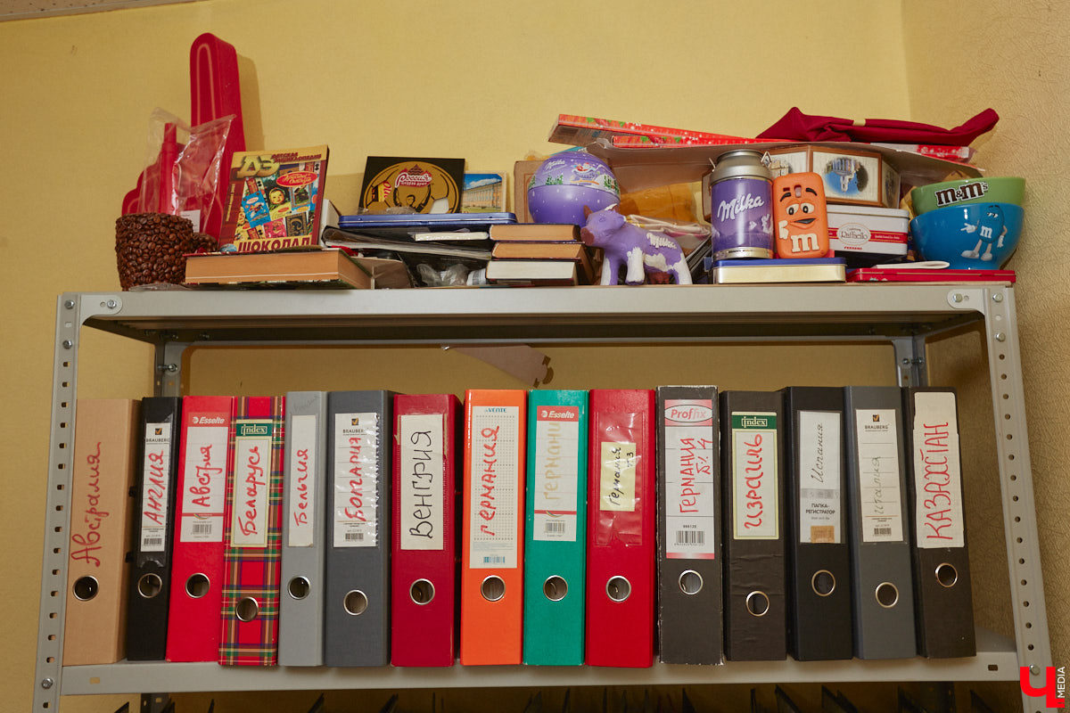 Обертка для них слаще содержимого, а погоня за этикетками — неотъемлемая часть жизни. Сакулумисты — собиратели фантиков от шоколада или конфет — есть и во Владимире. Олеся Дрозд обладает одной из крупнейших коллекций в стране, и «Ключ-Медиа» с любопытством сладкоежки заглянул в удивительный архив, где собрано более 15 тысяч экземпляров из 73 стран мира!