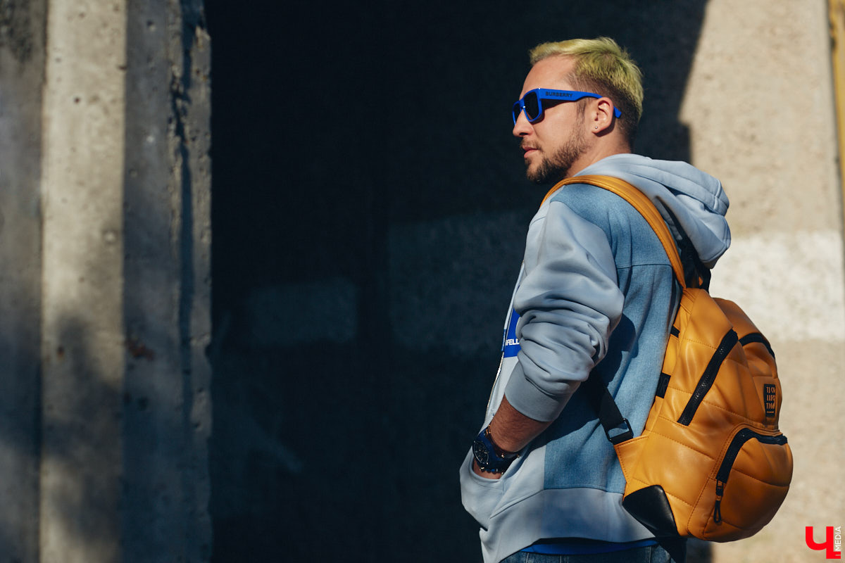 У Максима Леонтьева есть вещи любого цвета, кроме черного. А если в его образе и встречается что-то темное, то лишь в сочетании со смелым дизайнерским решением. Необычный подход молодого человека к своим аутфитам выдает даже цвет его волос. «Ключ-Медиа» заглянул в гардероб стилиста-парикмахера.