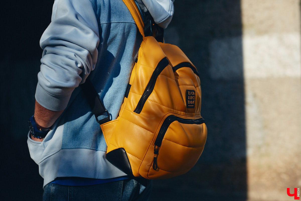 У Максима Леонтьева есть вещи любого цвета, кроме черного. А если в его образе и встречается что-то темное, то лишь в сочетании со смелым дизайнерским решением. Необычный подход молодого человека к своим аутфитам выдает даже цвет его волос. «Ключ-Медиа» заглянул в гардероб стилиста-парикмахера.