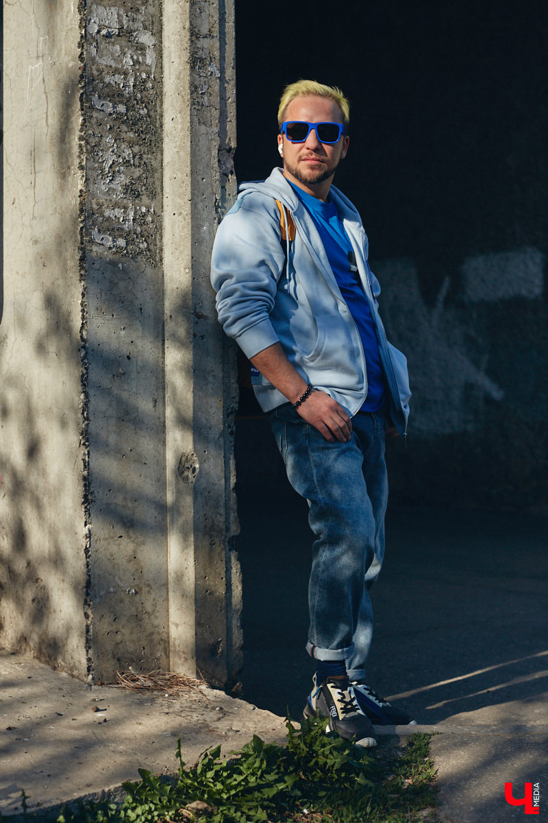 У Максима Леонтьева есть вещи любого цвета, кроме черного. А если в его образе и встречается что-то темное, то лишь в сочетании со смелым дизайнерским решением. Необычный подход молодого человека к своим аутфитам выдает даже цвет его волос. «Ключ-Медиа» заглянул в гардероб стилиста-парикмахера.