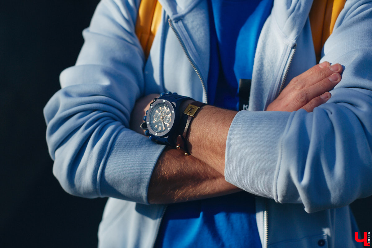 У Максима Леонтьева есть вещи любого цвета, кроме черного. А если в его образе и встречается что-то темное, то лишь в сочетании со смелым дизайнерским решением. Необычный подход молодого человека к своим аутфитам выдает даже цвет его волос. «Ключ-Медиа» заглянул в гардероб стилиста-парикмахера.