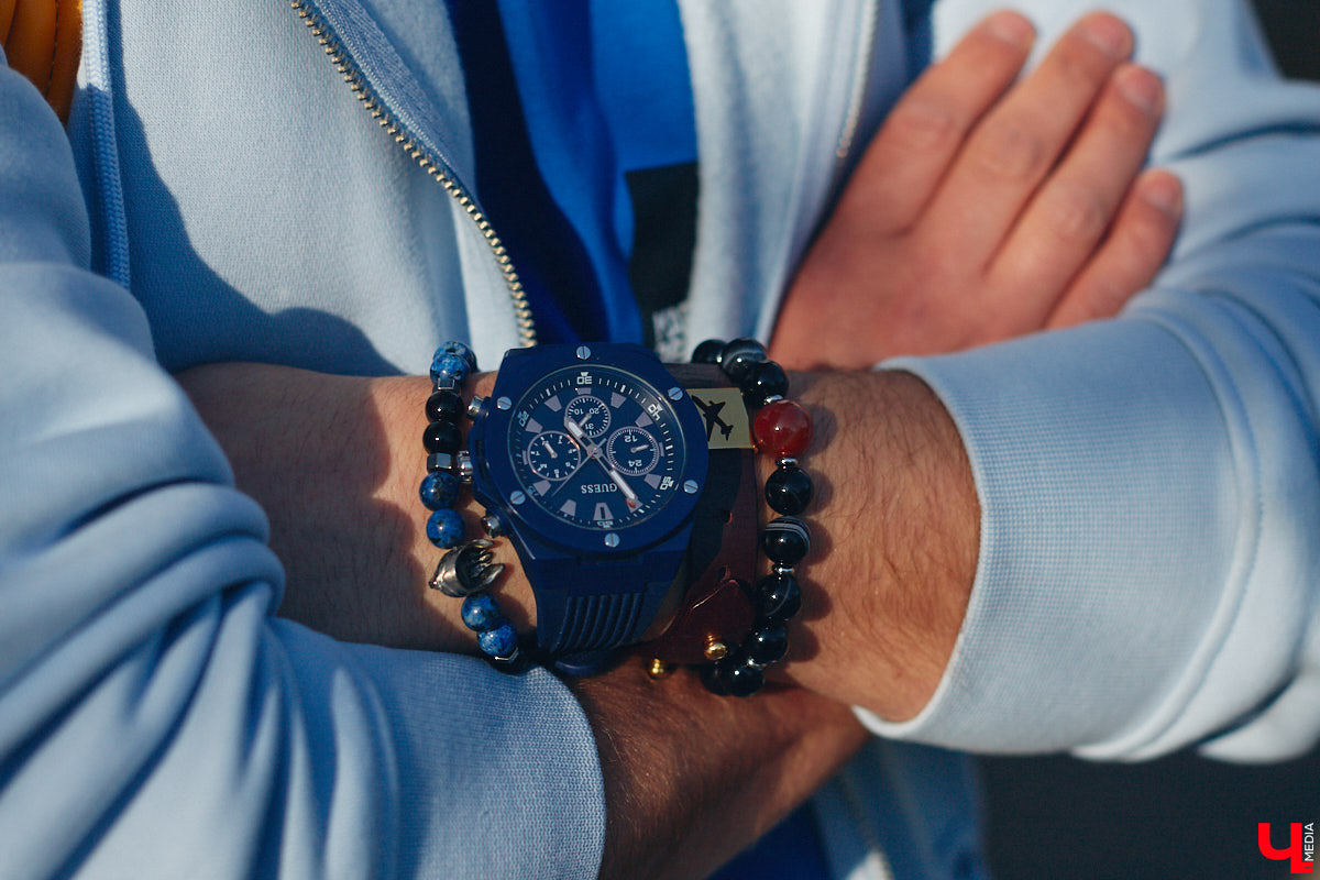 У Максима Леонтьева есть вещи любого цвета, кроме черного. А если в его образе и встречается что-то темное, то лишь в сочетании со смелым дизайнерским решением. Необычный подход молодого человека к своим аутфитам выдает даже цвет его волос. «Ключ-Медиа» заглянул в гардероб стилиста-парикмахера.