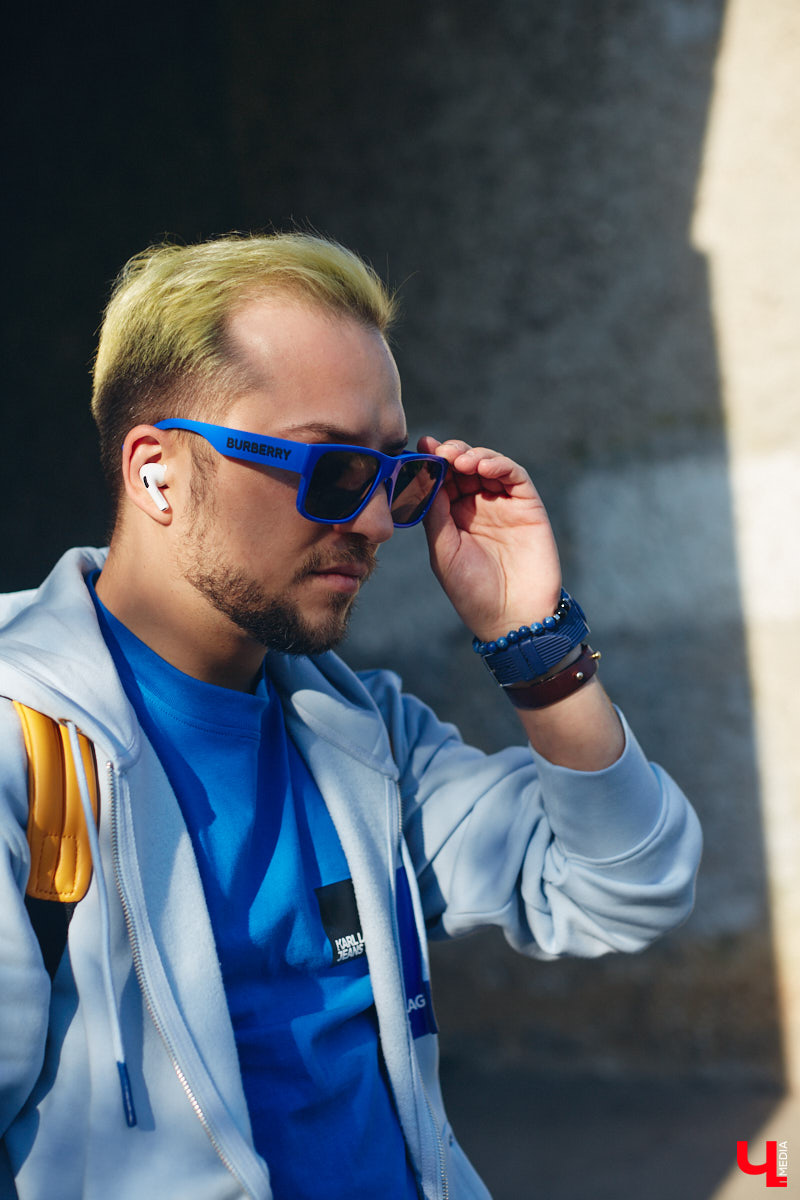 У Максима Леонтьева есть вещи любого цвета, кроме черного. А если в его образе и встречается что-то темное, то лишь в сочетании со смелым дизайнерским решением. Необычный подход молодого человека к своим аутфитам выдает даже цвет его волос. «Ключ-Медиа» заглянул в гардероб стилиста-парикмахера.