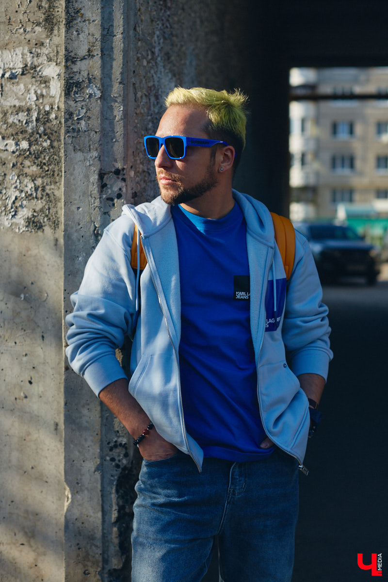 У Максима Леонтьева есть вещи любого цвета, кроме черного. А если в его образе и встречается что-то темное, то лишь в сочетании со смелым дизайнерским решением. Необычный подход молодого человека к своим аутфитам выдает даже цвет его волос. «Ключ-Медиа» заглянул в гардероб стилиста-парикмахера.