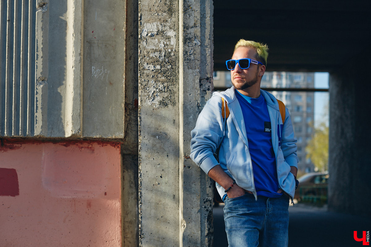 У Максима Леонтьева есть вещи любого цвета, кроме черного. А если в его образе и встречается что-то темное, то лишь в сочетании со смелым дизайнерским решением. Необычный подход молодого человека к своим аутфитам выдает даже цвет его волос. «Ключ-Медиа» заглянул в гардероб стилиста-парикмахера.