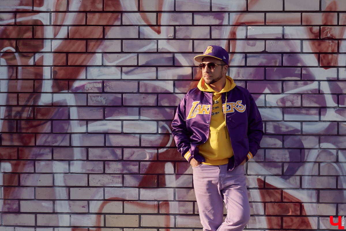 У Максима Леонтьева есть вещи любого цвета, кроме черного. А если в его образе и встречается что-то темное, то лишь в сочетании со смелым дизайнерским решением. Необычный подход молодого человека к своим аутфитам выдает даже цвет его волос. «Ключ-Медиа» заглянул в гардероб стилиста-парикмахера.