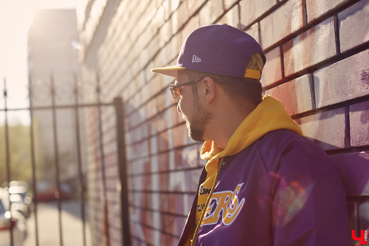 У Максима Леонтьева есть вещи любого цвета, кроме черного. А если в его образе и встречается что-то темное, то лишь в сочетании со смелым дизайнерским решением. Необычный подход молодого человека к своим аутфитам выдает даже цвет его волос. «Ключ-Медиа» заглянул в гардероб стилиста-парикмахера.