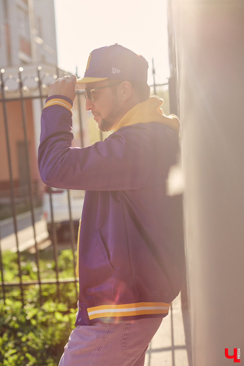 У Максима Леонтьева есть вещи любого цвета, кроме черного. А если в его образе и встречается что-то темное, то лишь в сочетании со смелым дизайнерским решением. Необычный подход молодого человека к своим аутфитам выдает даже цвет его волос. «Ключ-Медиа» заглянул в гардероб стилиста-парикмахера.