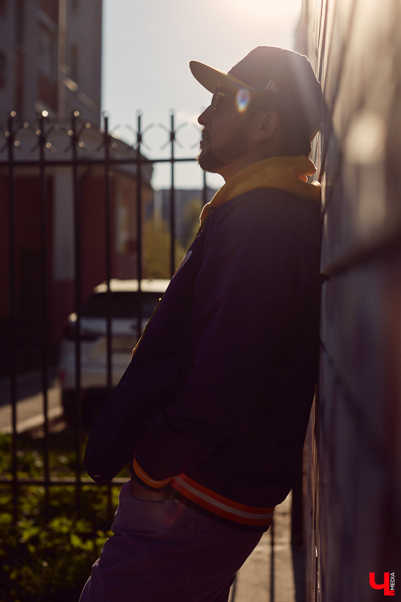 У Максима Леонтьева есть вещи любого цвета, кроме черного. А если в его образе и встречается что-то темное, то лишь в сочетании со смелым дизайнерским решением. Необычный подход молодого человека к своим аутфитам выдает даже цвет его волос. «Ключ-Медиа» заглянул в гардероб стилиста-парикмахера.