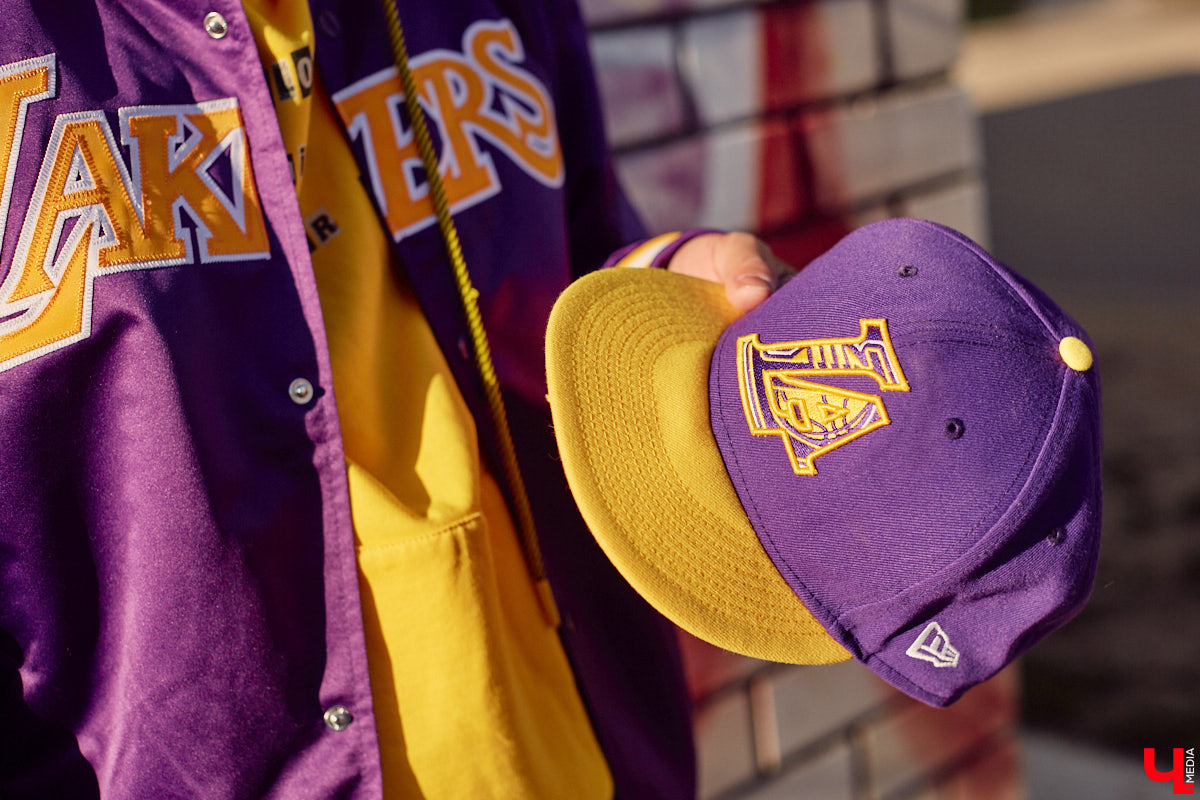 У Максима Леонтьева есть вещи любого цвета, кроме черного. А если в его образе и встречается что-то темное, то лишь в сочетании со смелым дизайнерским решением. Необычный подход молодого человека к своим аутфитам выдает даже цвет его волос. «Ключ-Медиа» заглянул в гардероб стилиста-парикмахера.