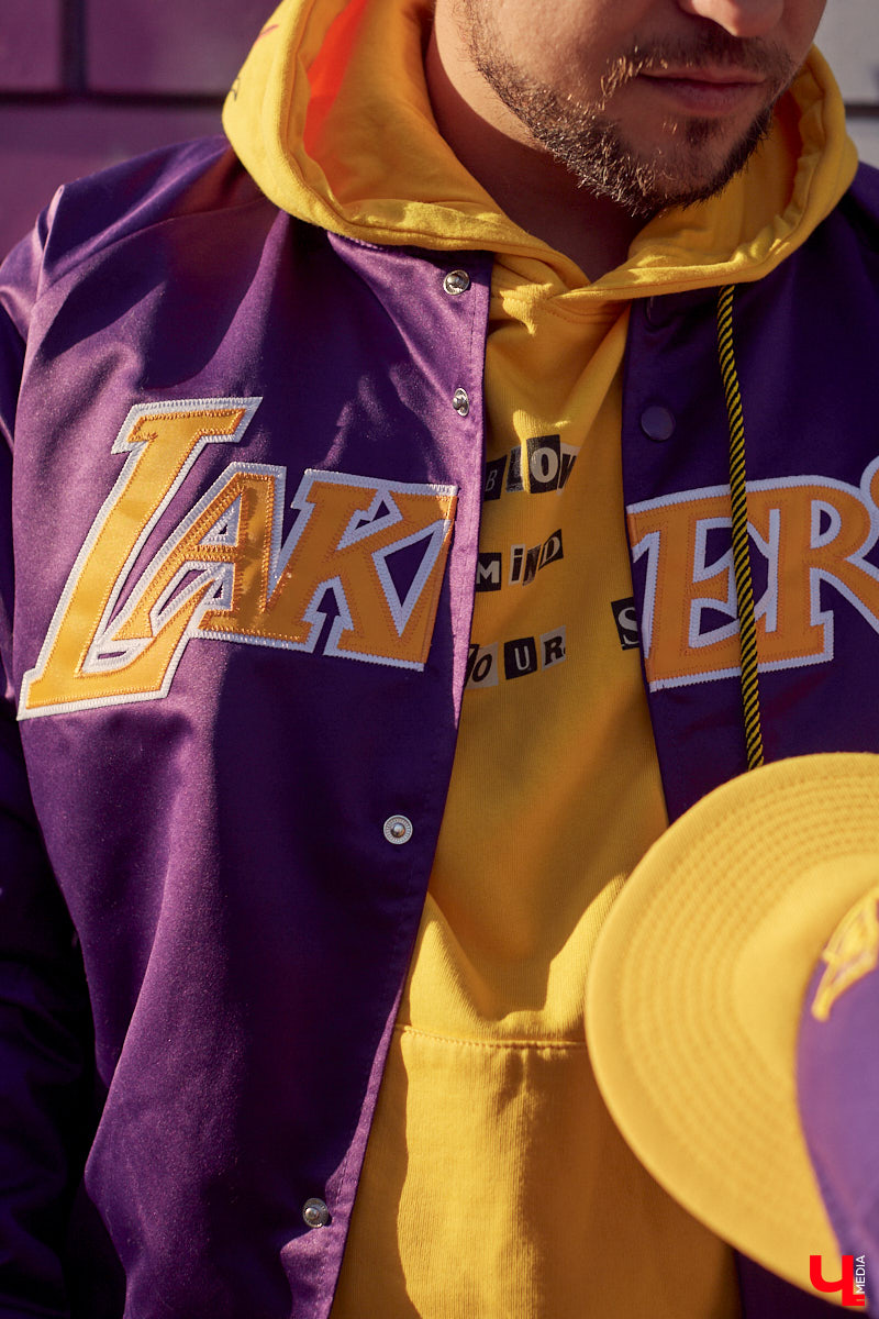 У Максима Леонтьева есть вещи любого цвета, кроме черного. А если в его образе и встречается что-то темное, то лишь в сочетании со смелым дизайнерским решением. Необычный подход молодого человека к своим аутфитам выдает даже цвет его волос. «Ключ-Медиа» заглянул в гардероб стилиста-парикмахера.