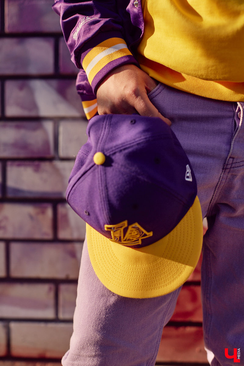 У Максима Леонтьева есть вещи любого цвета, кроме черного. А если в его образе и встречается что-то темное, то лишь в сочетании со смелым дизайнерским решением. Необычный подход молодого человека к своим аутфитам выдает даже цвет его волос. «Ключ-Медиа» заглянул в гардероб стилиста-парикмахера.