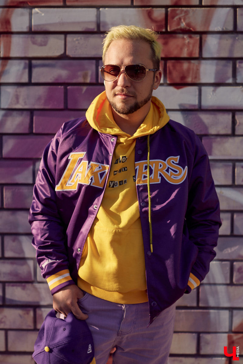 У Максима Леонтьева есть вещи любого цвета, кроме черного. А если в его образе и встречается что-то темное, то лишь в сочетании со смелым дизайнерским решением. Необычный подход молодого человека к своим аутфитам выдает даже цвет его волос. «Ключ-Медиа» заглянул в гардероб стилиста-парикмахера.