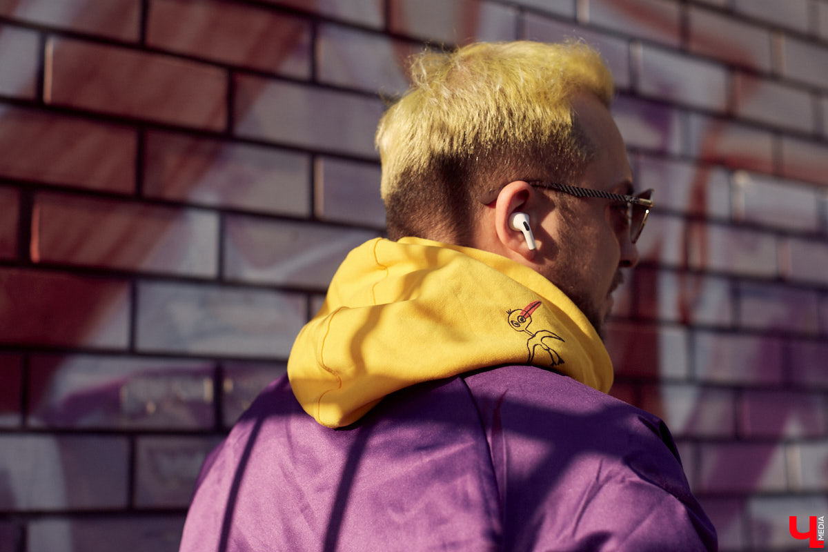 У Максима Леонтьева есть вещи любого цвета, кроме черного. А если в его образе и встречается что-то темное, то лишь в сочетании со смелым дизайнерским решением. Необычный подход молодого человека к своим аутфитам выдает даже цвет его волос. «Ключ-Медиа» заглянул в гардероб стилиста-парикмахера.