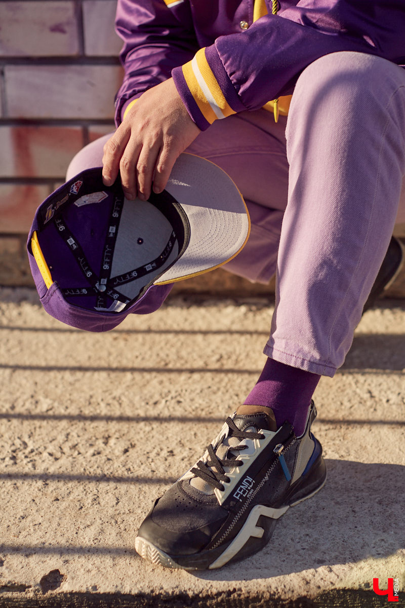 У Максима Леонтьева есть вещи любого цвета, кроме черного. А если в его образе и встречается что-то темное, то лишь в сочетании со смелым дизайнерским решением. Необычный подход молодого человека к своим аутфитам выдает даже цвет его волос. «Ключ-Медиа» заглянул в гардероб стилиста-парикмахера.