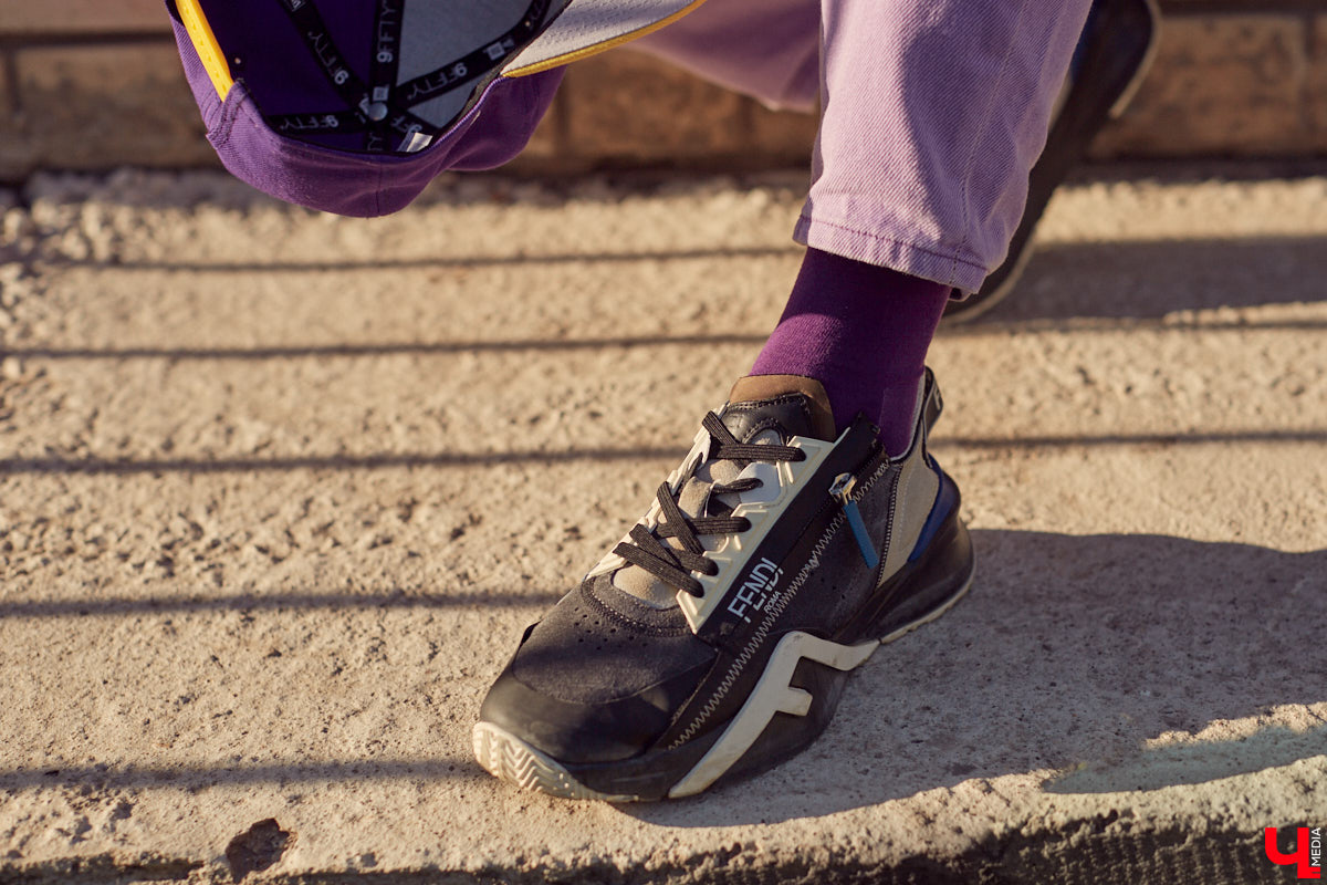 У Максима Леонтьева есть вещи любого цвета, кроме черного. А если в его образе и встречается что-то темное, то лишь в сочетании со смелым дизайнерским решением. Необычный подход молодого человека к своим аутфитам выдает даже цвет его волос. «Ключ-Медиа» заглянул в гардероб стилиста-парикмахера.