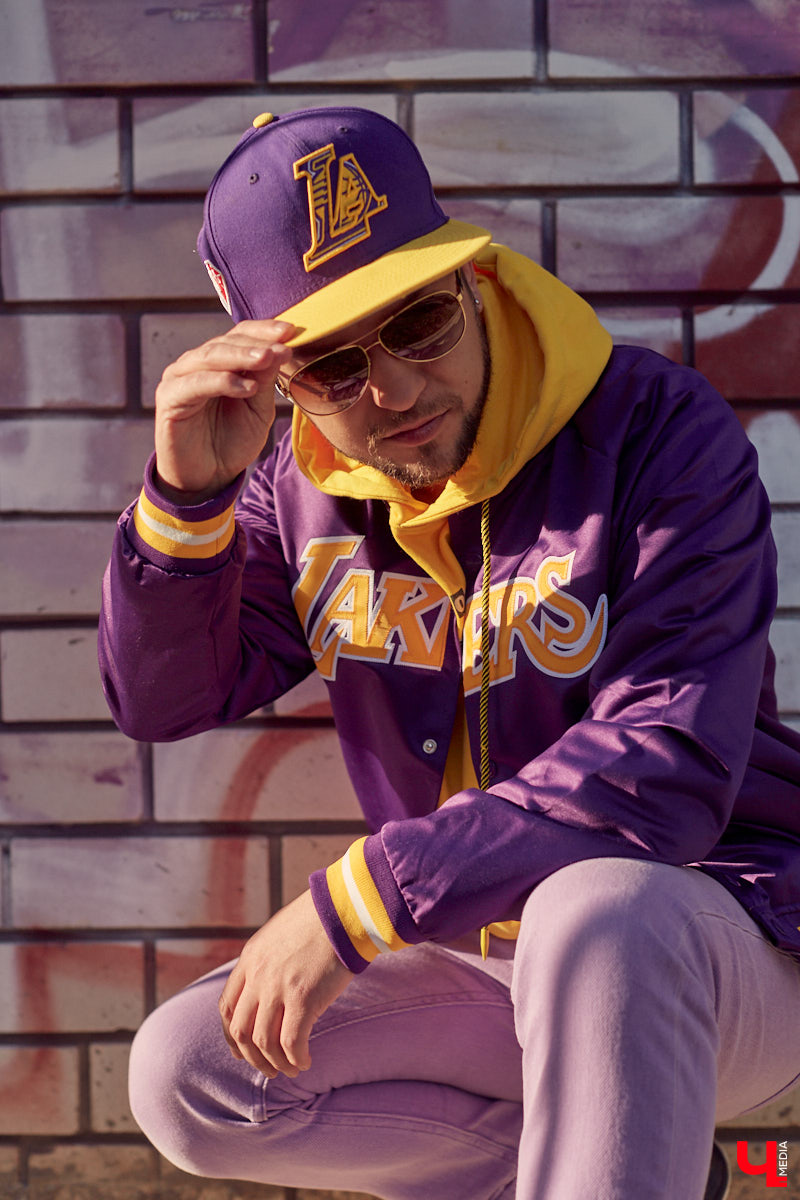 У Максима Леонтьева есть вещи любого цвета, кроме черного. А если в его образе и встречается что-то темное, то лишь в сочетании со смелым дизайнерским решением. Необычный подход молодого человека к своим аутфитам выдает даже цвет его волос. «Ключ-Медиа» заглянул в гардероб стилиста-парикмахера.